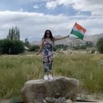 Preity Zinta Instagram – Happy Independence Day to all my fellow Indians 🙏 It’s nice to be back in Ladakh after years. It’s even nicer to hold the Tiranga 🇮🇳 & salute all our brave freedom fighters, our war heroes and all the unsung heroes & their families for their bravery & supreme sacrifice towards our nation. 
Holding up this Tiranga is a powerful emotion, specially for a second generation army brat . It’s also a promise that we will never forget any of those sacrifices nor let anyone else forget. #JaiHind  #BharatMataKiJai #HappyIndependenceDay #75thIndependenceDay #Armybrat #Tiranga #भारतमाताकीजय #तिरंगा #Ting