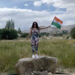 Preity Zinta Instagram - Happy Independence Day to all my fellow Indians 🙏 It’s nice to be back in Ladakh after years. It’s even nicer to hold the Tiranga 🇮🇳 & salute all our brave freedom fighters, our war heroes and all the unsung heroes & their families for their bravery & supreme sacrifice towards our nation. Holding up this Tiranga is a powerful emotion, specially for a second generation army brat . It’s also a promise that we will never forget any of those sacrifices nor let anyone else forget. #JaiHind #BharatMataKiJai #HappyIndependenceDay #75thIndependenceDay #Armybrat #Tiranga #भारतमाताकीजय #तिरंगा #Ting