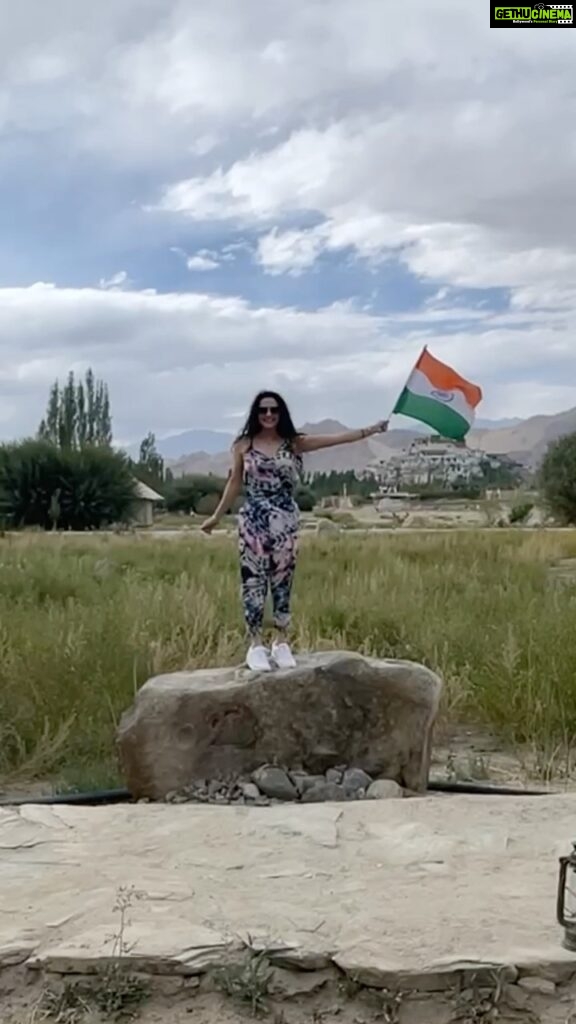 Preity Zinta Instagram - Happy Independence Day to all my fellow Indians 🙏 It’s nice to be back in Ladakh after years. It’s even nicer to hold the Tiranga 🇮🇳 & salute all our brave freedom fighters, our war heroes and all the unsung heroes & their families for their bravery & supreme sacrifice towards our nation. Holding up this Tiranga is a powerful emotion, specially for a second generation army brat . It’s also a promise that we will never forget any of those sacrifices nor let anyone else forget. #JaiHind #BharatMataKiJai #HappyIndependenceDay #75thIndependenceDay #Armybrat #Tiranga #भारतमाताकीजय #तिरंगा #Ting