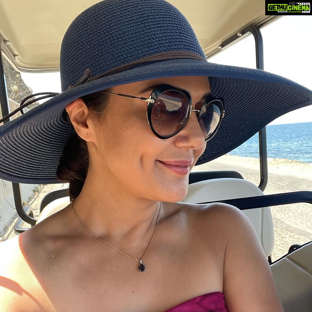 Preity Zinta Instagram - Sun, sand, sea n me ❤️
