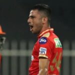 Preity Zinta Instagram - What a FANTASTIC performance from the @punjabkingsipl tonight 👊 No more complaints about quarantine anymore 🤩 Great to see the whole team click together in this last ball thriller @rahulkl Amazing debut by @ellis106 👍 Special mention to all the bowlers for defending a low score @mdshami.11 @_arshdeep.singh__ @harpreetsbrar95 @bishnoi6476 💪 #SRHvsPBKS #heartattackkings #victory #congrats #bowling #fielding #teamwork #saddaPunjab #ting Dubai,UAE.