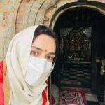 Preity Zinta Instagram - It’s always a privilege to visit the Hateshwari Mata temple at Hatkoti . It’s our first stop on route to our farm. I remember visiting this temple with my parents & grandparents since I was a kid. Times have changed, but this temple still evokes the same emotion & devotion in me 🙏 #jaimatadi #hateshwarimata #Pztravel #Hatkoti #ting