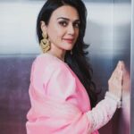 Preity Zinta Instagram - Eid Mubarak to all of you who celebrate it around the world. May your lives be filled with happiness, peace, love & light ❤️🌙❤️ Outfit : @manishmalhotra05 Earrings: @maheepkapoor Managed by @bhakteevakil #EidMubarak #ting Mumbai - मुंबई