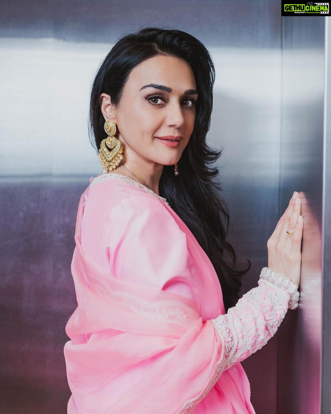 Preity Zinta Instagram - Eid Mubarak to all of you who celebrate it around the world. May your lives be filled with happiness, peace, love & light ❤️🌙❤️ Outfit : @manishmalhotra05 Earrings: @maheepkapoor Managed by @bhakteevakil #EidMubarak #ting Mumbai - मुंबई