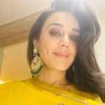 Preity Zinta Instagram - A bit late with this post but never too late to say how wonderful it was to be back in Mumbai & to get all dressed up to go out for an Iftaar party 🤩 Outfit: @raw_mango Jewels: @amrapalijewels Styled by: @aasthasharm Make up @jaykanojia Hair by Rekha Managed by @bhakteevakil #ting