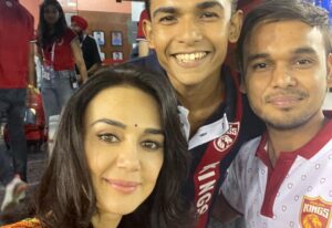 Preity Zinta Instagram - To me the most special time during the game is half time when I get to interact with the crowd. It’s always so much fun 😍Its also nice & stressful when the game goes till the end & becomes a last ball thriller. Here are a few glimpses of everything that happened in the stadium before n after the game 😍 #PBKSvsGT #ting