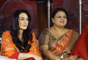 Preity Zinta Instagram - To me the most special time during the game is half time when I get to interact with the crowd. It’s always so much fun 😍Its also nice & stressful when the game goes till the end & becomes a last ball thriller. Here are a few glimpses of everything that happened in the stadium before n after the game 😍 #PBKSvsGT #ting