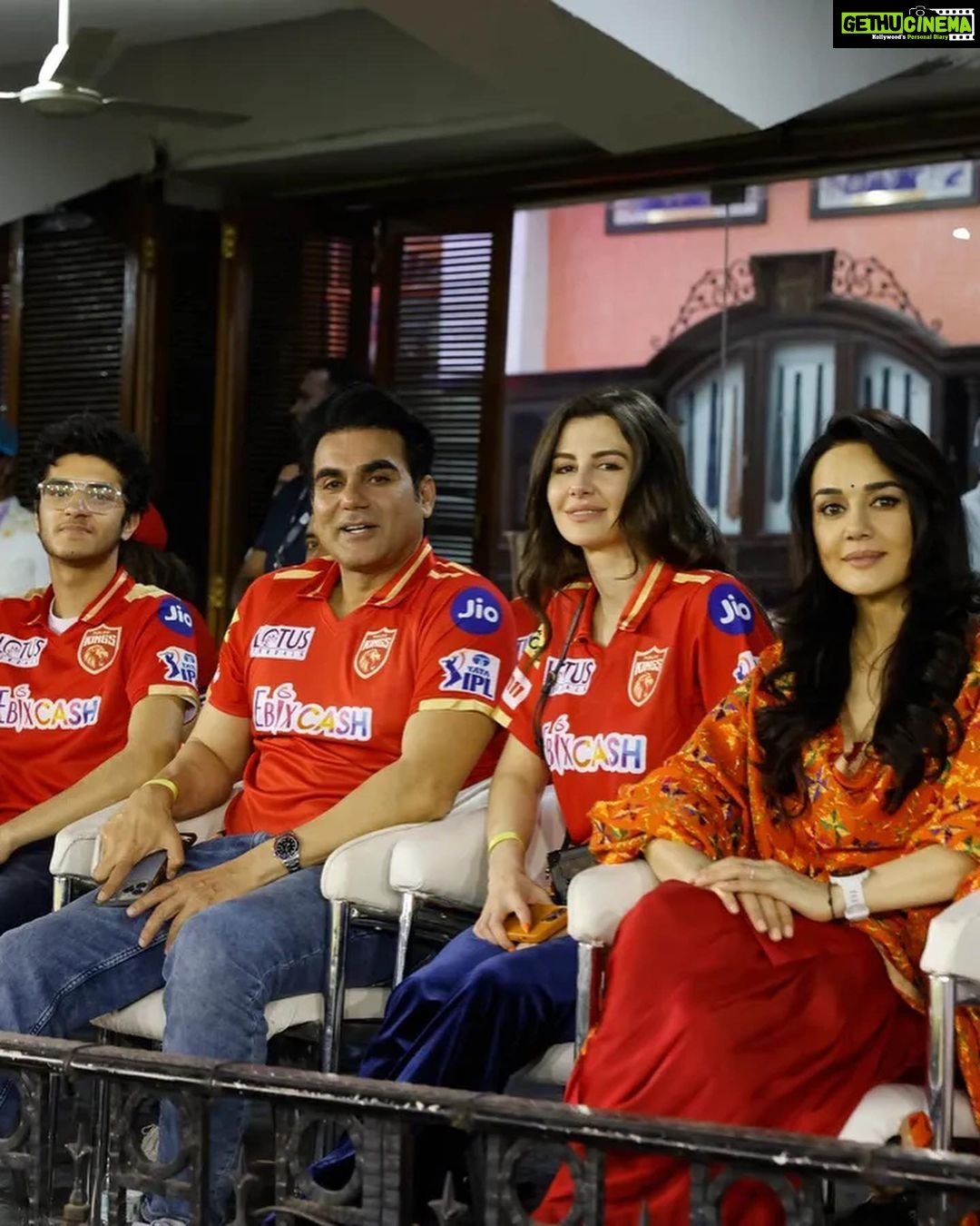 Preity Zinta Instagram - Mohali stadium vibe 😍 Swipe 👉 Wishing you all a very happy and prosperous Baisakhi. आप सब को बैसाखी की हार्दिक शुभकामनाएं 🙏 #ting. Mohali Cricket Stadium