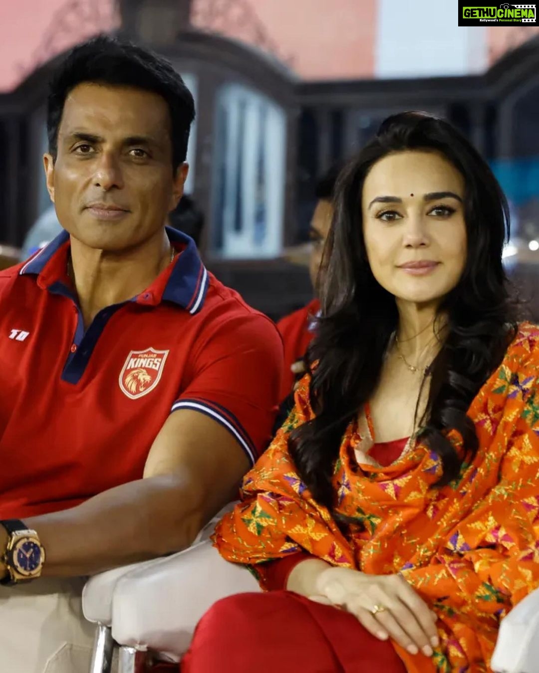 Preity Zinta Instagram - Mohali stadium vibe 😍 Swipe 👉 Wishing you all a very happy and prosperous Baisakhi. आप सब को बैसाखी की हार्दिक शुभकामनाएं 🙏 #ting. Mohali Cricket Stadium