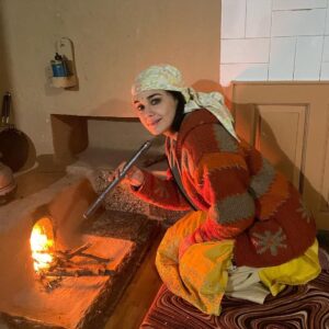Preity Zinta Instagram - Re living old memories & making new ones. All the action revolves around the kitchen in pahadi homes. Here I’m trying to light the fire & bring the rarely used old school chulha to life ❤️ #memories #farmlife #pahadiculture #ting