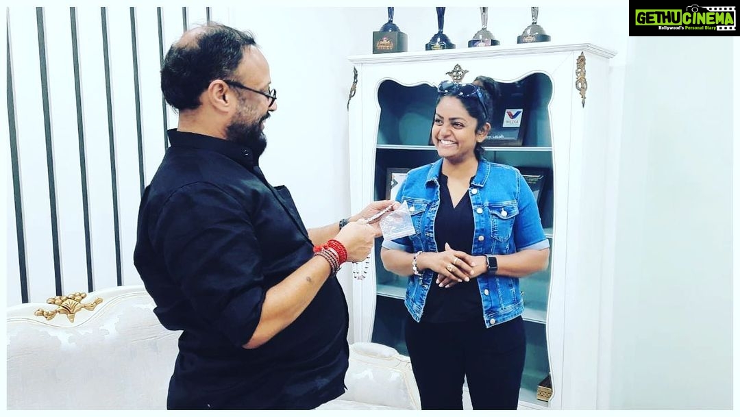 Premi Viswanath Instagram - With @laljosemechery sir @vmediakochi @premi_vishwanath @drvineethbhatt Thank you so much sir visit V Media ❤️