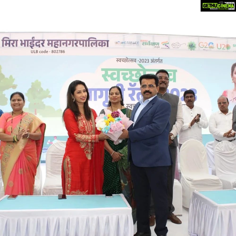 Priya Marathe Instagram - मिरा भाईंदर कचरा मुक्त करण्याच्या दिशेने आणखी एक पाऊल.. @mbmc_sbm कडून अतिशय स्तुत्य उपक्रम राबवला गेला .. स्वच्छ्ता रॅली! Thank you fr inviting me and making me a part of this initiative.