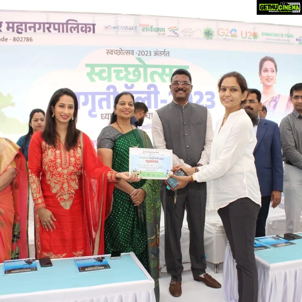 Priya Marathe Instagram - मिरा भाईंदर कचरा मुक्त करण्याच्या दिशेने आणखी एक पाऊल.. @mbmc_sbm कडून अतिशय स्तुत्य उपक्रम राबवला गेला .. स्वच्छ्ता रॅली! Thank you fr inviting me and making me a part of this initiative.