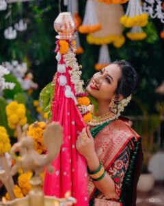 Priya Marathe Instagram - गुढीपाडव्याच्या हार्दिक शुभेच्छा ✨❤️

Makeup - @reshmafattepurkar_makeup 
Nath @nathshahi333 
Assisted by @sonalijadhav_makeupartist 
@ashu___2604 @riya_chavan__0714 
Outfit - @__shamiyanaa__ 
Jewellery- @jewel_up_by_siddhi 
Location - @kalasystudios
Styling - @stylist.chaitalikulkarni
Photography - @uday_lasurkar 
.
.
#gudipadwa #priyamarathe #marathiactress