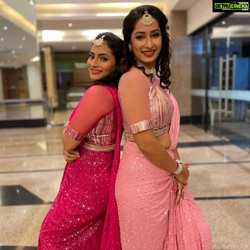 Priya Marathe Instagram - स्टार प्रवाह परीवार पुरस्कार २०२३.. Watch all ur fav stars perform.. आज रात्री .. @star_pravah .. Mumbai, Maharashtra
