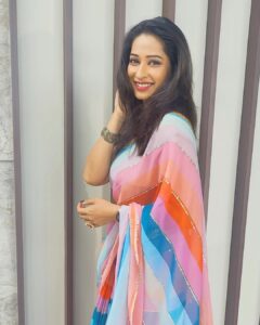 Priya Marathe Instagram - Sometimes all u need is splash of colours.. 🌈
Thank u @abhijeetkhandkekar for clicking these.. 🤗
#onset #loveposing #sareelove