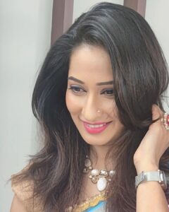 Priya Marathe Instagram - Sometimes all u need is splash of colours.. 🌈
Thank u @abhijeetkhandkekar for clicking these.. 🤗
#onset #loveposing #sareelove