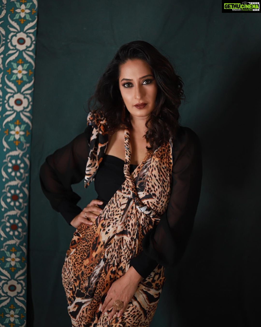 Priya Marathe Instagram - Fashion fades, style is eternal ✨⚡️ Makeup & Hair: @riyapanchal.makeupartist Saree @fusionstylingbymihira Styling by @pravara_makeupstudioandsalon Photographer @swapnaspictorialhub Assistant @mohitjadhav_077 . . #priyamarathe #tiger #fashion #marathiactress Mumbai, Maharashtra