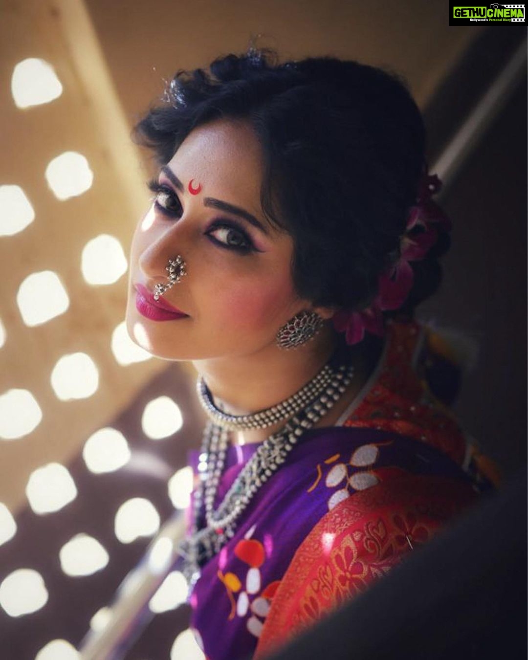 Priya Marathe Instagram - मराठी भाषा बोलण्याचे भाग्य आम्हाला लाभले हीच आमची पुण्याई जय महाराष्ट्र जय शिवराय मराठी राजभाषा दिनाच्या हार्दिक शुभेच्छा! . . #marathi #marathibhashadin #priyamarathe #marathiactress #mumbai Mumbai, Maharashtra