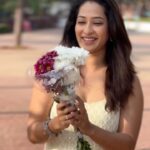 Priya Marathe Instagram – She so cool 🥶, she so hot 🥵 
.
.
#priyamarathe #marathiactress #flowers #park Mumbai, Maharashtra
