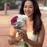 Priya Marathe Instagram - She so cool 🥶, she so hot 🥵 . . #priyamarathe #marathiactress #flowers #park Mumbai, Maharashtra