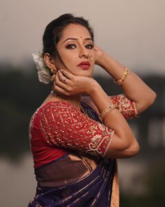 Priya Marathe Instagram - In love with this look 💜😍

Photo @gauravk6677 
HUMA @reshmafattepurkar_makeup 
Outfit @houseofhind 
Jewellery @jizajewellerystudio
.
.
#priyamarathe #saree #actor