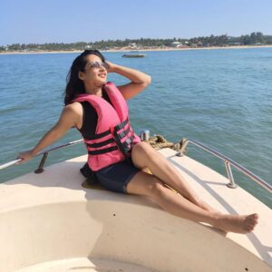 Priya Marathe Instagram - Happiness comes in waves 🌊
#beachviews 
Pc @shantanusmoghe