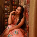 Priya Marathe Instagram - Which one did you like more? 💜 Hair n Makeup: @riyapanchal.makeupartist Photo and editing: @swapnaspictorialhub Outfit: @heenadesignerstudio.fabrics . . #priyamarathe #marathiactress #photoshoot #beauty #actress Mumbai, Maharashtra