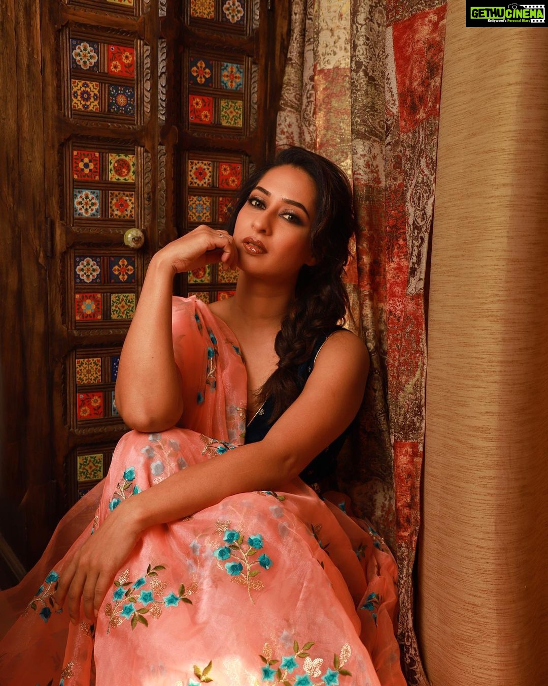 Priya Marathe Instagram - Which one did you like more? 💜 Hair n Makeup: @riyapanchal.makeupartist Photo and editing: @swapnaspictorialhub Outfit: @heenadesignerstudio.fabrics . . #priyamarathe #marathiactress #photoshoot #beauty #actress Mumbai, Maharashtra