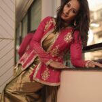 Priya Marathe Instagram - I am the statement ✨ Makeup: @reshmafattepurkar_makeup Outfit: @houseofhind Jewellery: @jizajewellerystudio Photos: @gauravk6677 . . #priyamarathe #gold #saree #marathiactress #actor Mumbai, Maharashtra