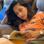 Priya Marathe Instagram - Enjoying the right company 🪴📖 . . #sunday #books #priyamarathe #actress #actorslife #gardening Mumbai, Maharashtra