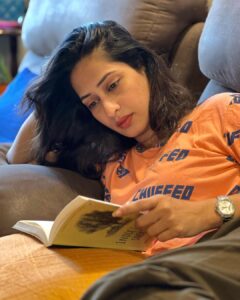 Priya Marathe Instagram - Enjoying the right company 🪴📖
.
.
#sunday #books #priyamarathe #actress #actorslife #gardening