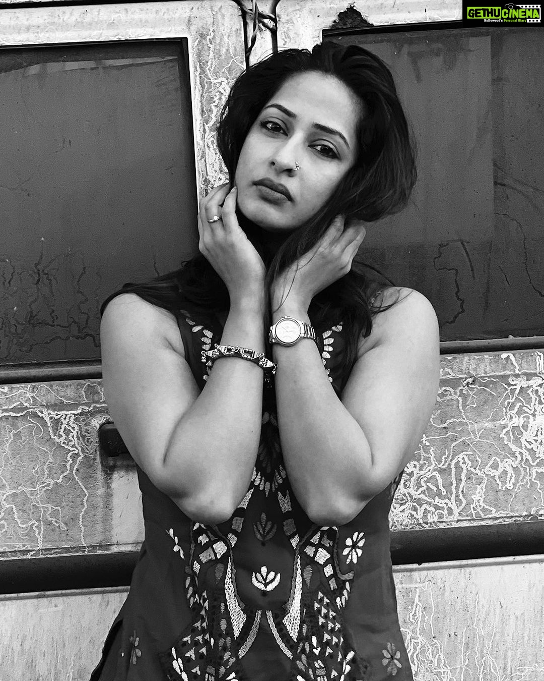 Priya Marathe Instagram - We feel what we are trying to fix is outside of us but what needs to be fixed is actually inside. . . #priyamarathe #marathiactress #peace Mumbai, Maharashtra