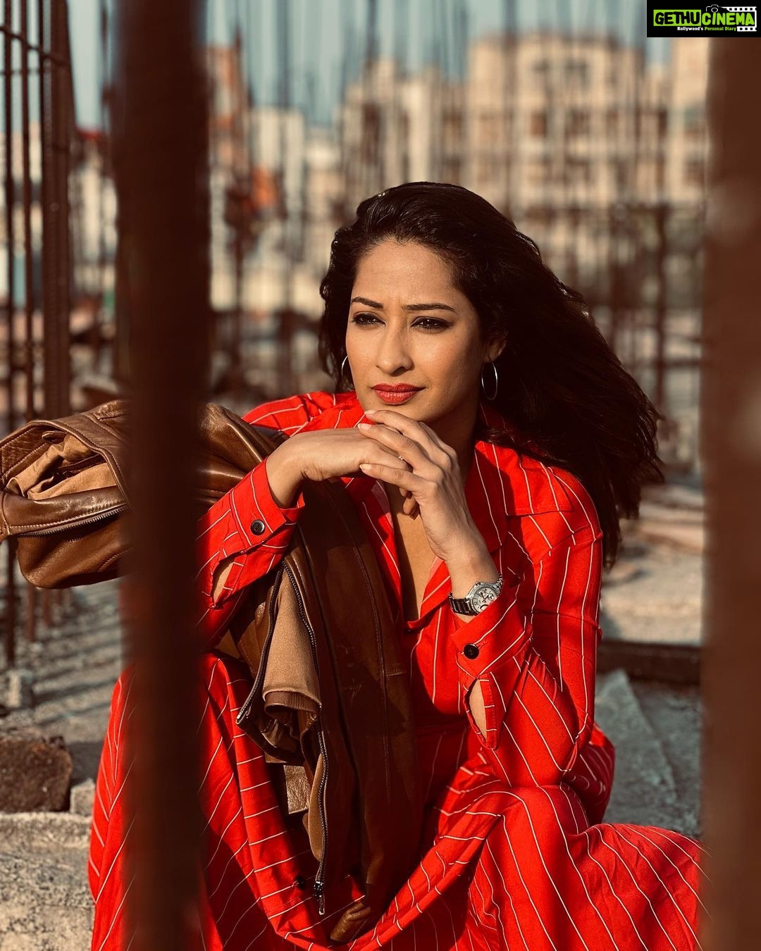 Priya Marathe Instagram - Stuck between city lights and stardust 💫 . . #priyamarathe #actress #construction #photoshoot #model #marathiactress Mumbai, Maharashtra