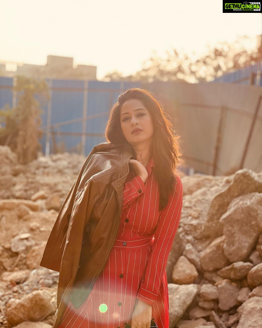 Priya Marathe Instagram - Stuck between city lights and stardust 💫 . . #priyamarathe #actress #construction #photoshoot #model #marathiactress Mumbai, Maharashtra