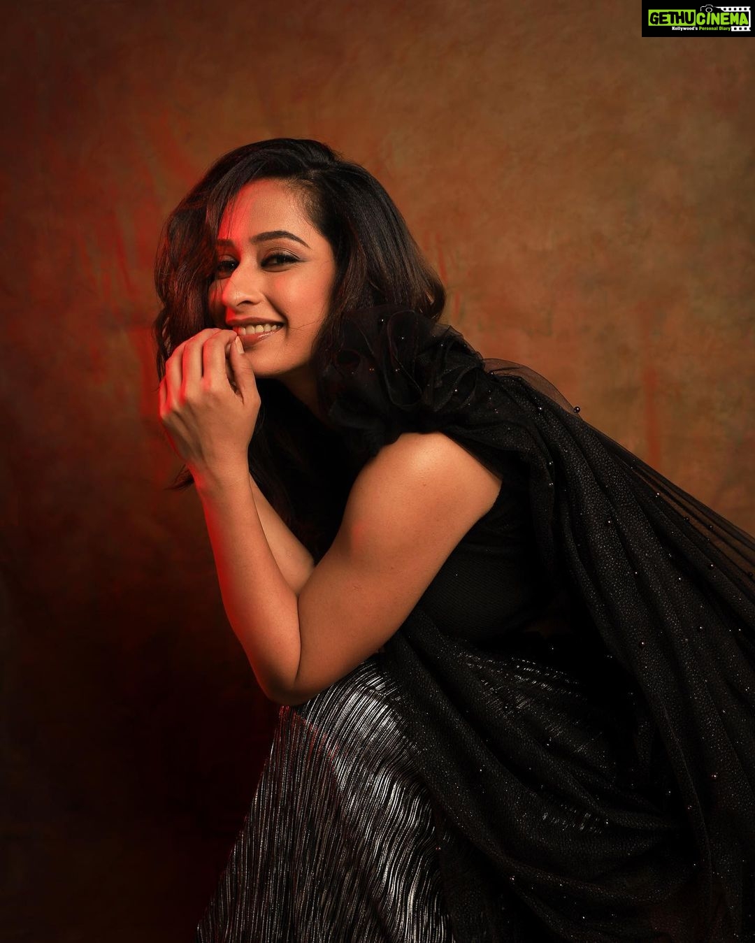 Priya Marathe Instagram - Do what you were made for ✨ Hair n Makeup: @riyapanchal.makeupartist Photo: @swapnaspictorialhub Outfit: @heenadesignerstudio.fabrics . . #priyamarathe #marathiactress #photoshoot #makeup #mumbai Mumbai, Maharashtra