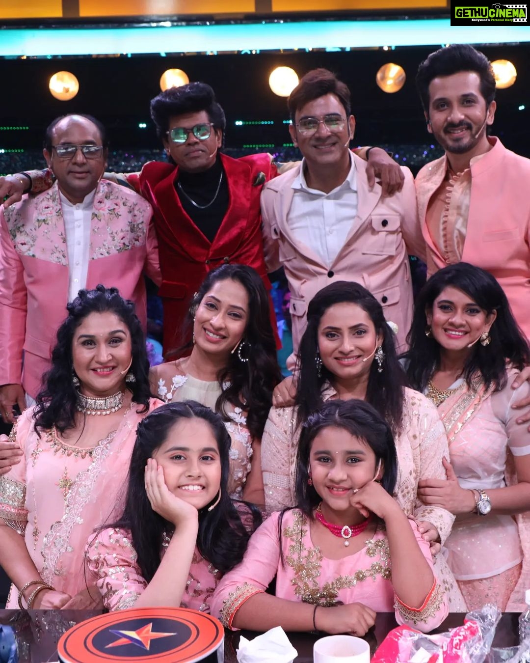 Priya Marathe Instagram - पहा आमची team, ' तुझेच मी गीत गात आहे '' team, .. 'आता होऊदे धिंगाणा' मधे आज आणि उद्या.. आम्ही टक्कर देणार काही कसलेल्या खेळाडूंना..