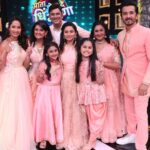 Priya Marathe Instagram - पहा आमची team, ' तुझेच मी गीत गात आहे '' team, .. 'आता होऊदे धिंगाणा' मधे आज आणि उद्या.. आम्ही टक्कर देणार काही कसलेल्या खेळाडूंना..