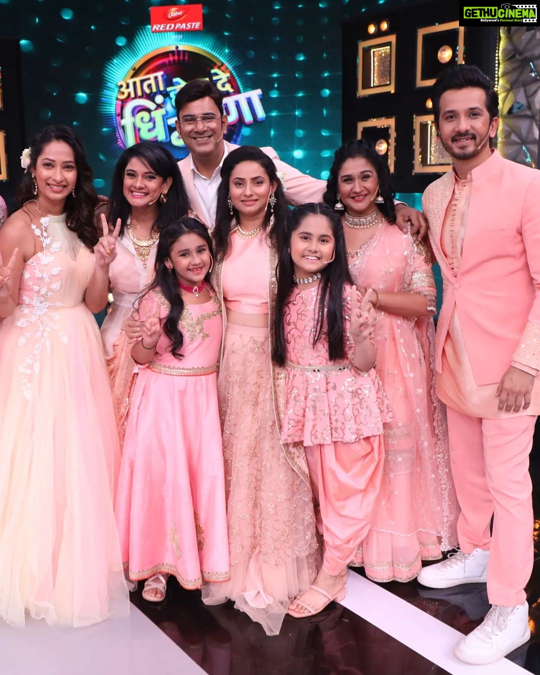 Priya Marathe Instagram - पहा आमची team, ' तुझेच मी गीत गात आहे '' team, .. 'आता होऊदे धिंगाणा' मधे आज आणि उद्या.. आम्ही टक्कर देणार काही कसलेल्या खेळाडूंना..