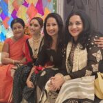 Priya Marathe Instagram - A small "Pavitra Rishta" reunion happened only because of u @lokhandeankita .. 💕💖 Beautiful 'makarsankranti' celebration by @lokhandeankita and @vicky._.jain and anks u were looking beautiful as always.. @prabhunesavita @suwatianand 🤗🤩 Missed @prarthana.behere and rest of the cast .. but we r planning a meet soon.. #pavitrarishta #makarsankranti