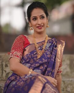 Priya Marathe Instagram - In love with this look 💜😍

Photo @gauravk6677 
HUMA @reshmafattepurkar_makeup 
Outfit @houseofhind 
Jewellery @jizajewellerystudio
.
.
#priyamarathe #saree #actor