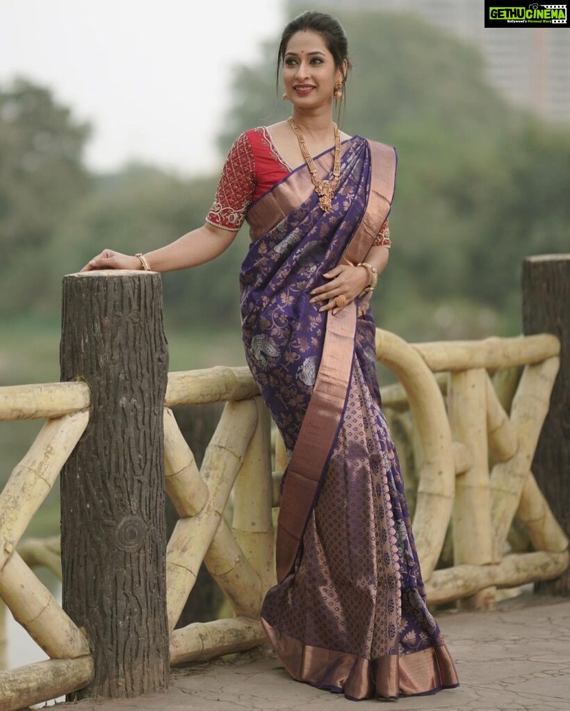 Priya Marathe Instagram - In love with this look 💜😍 Photo @gauravk6677 HUMA @reshmafattepurkar_makeup Outfit @houseofhind Jewellery @jizajewellerystudio . . #priyamarathe #saree #actor Pune, Maharashtra
