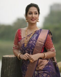Priya Marathe Instagram - In love with this look 💜😍

Photo @gauravk6677 
HUMA @reshmafattepurkar_makeup 
Outfit @houseofhind 
Jewellery @jizajewellerystudio
.
.
#priyamarathe #saree #actor
