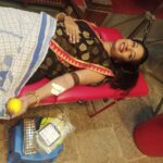 Priya Marathe Instagram – रक्तदान हेच श्रेष्ठ दान!
Blood donation is life donation!
And mind it- this is not a scene from some daily soap.. 
I donated blood ystrdy along with many others, on our @tujhechmeegeetgaataahe sets, through a blood donation camp organised by our production house- Trrump Card production, on the occasion of our producer @tejendraneswankar ‘s birthday.. 
Such a nice initiative !
#blooddonation