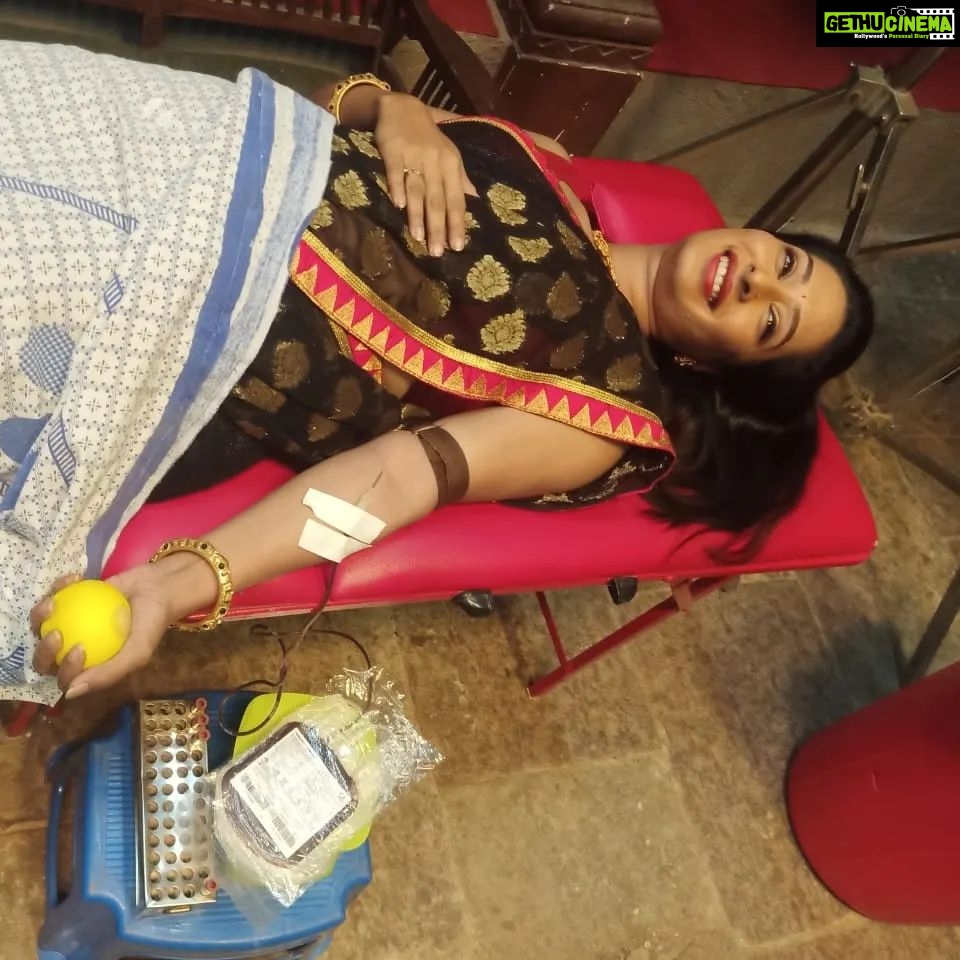 Priya Marathe Instagram - रक्तदान हेच श्रेष्ठ दान! Blood donation is life donation! And mind it- this is not a scene from some daily soap.. I donated blood ystrdy along with many others, on our @tujhechmeegeetgaataahe sets, through a blood donation camp organised by our production house- Trrump Card production, on the occasion of our producer @tejendraneswankar 's birthday.. Such a nice initiative ! #blooddonation