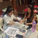Priya Marathe Instagram - रक्तदान हेच श्रेष्ठ दान! Blood donation is life donation! And mind it- this is not a scene from some daily soap.. I donated blood ystrdy along with many others, on our @tujhechmeegeetgaataahe sets, through a blood donation camp organised by our production house- Trrump Card production, on the occasion of our producer @tejendraneswankar 's birthday.. Such a nice initiative ! #blooddonation
