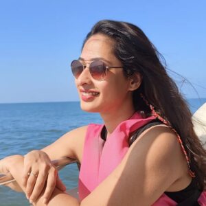 Priya Marathe Instagram - Happiness comes in waves 🌊
#beachviews 
Pc @shantanusmoghe