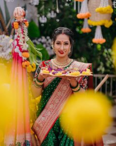 Priya Marathe Instagram - गुढीपाडव्याच्या हार्दिक शुभेच्छा ✨❤️

Makeup - @reshmafattepurkar_makeup 
Nath @nathshahi333 
Assisted by @sonalijadhav_makeupartist 
@ashu___2604 @riya_chavan__0714 
Outfit - @__shamiyanaa__ 
Jewellery- @jewel_up_by_siddhi 
Location - @kalasystudios
Styling - @stylist.chaitalikulkarni
Photography - @uday_lasurkar 
.
.
#gudipadwa #priyamarathe #marathiactress
