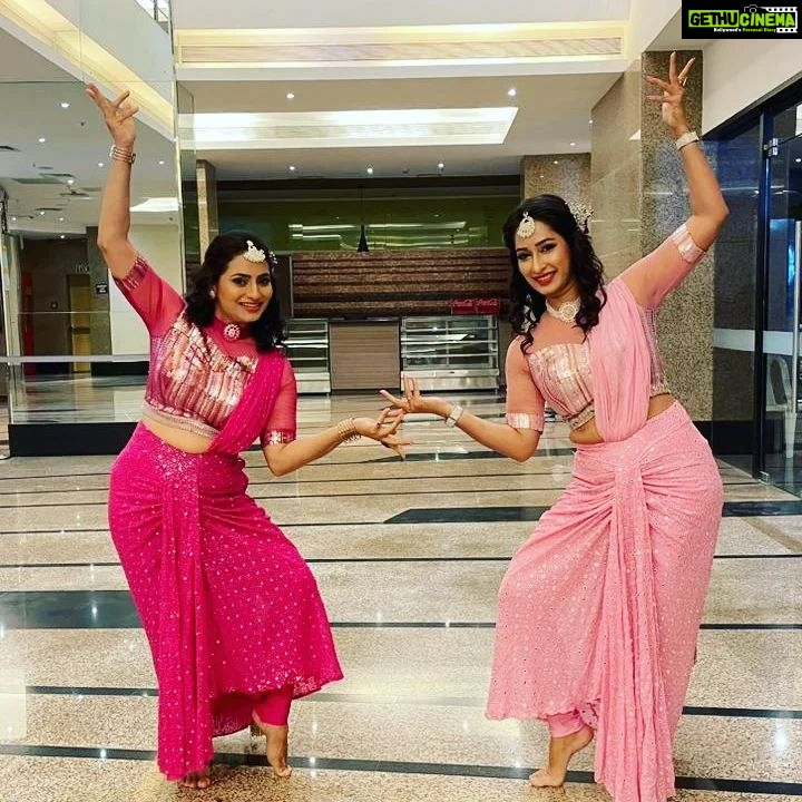 Priya Marathe Instagram - स्टार प्रवाह परीवार पुरस्कार २०२३.. Watch all ur fav stars perform.. आज रात्री .. @star_pravah .. Mumbai, Maharashtra