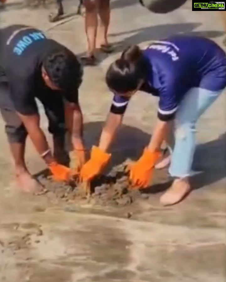 Priya Marathe Instagram - Have walked on a beach many times but cleaned it fr the first time.. Earth day tht is on 22nd APRIL, me @shantanusmoghe @drgirishoak sir with the help of @ravipawar_dmc Sir @mbmc_sbm @mbmconline team , mangroves foundation team did a beach clean up.. on uttan beach. Biggest initiative force was @harshaddhageofficial @forfutureindia NGO who have been dedicatedly doing this selfless work fr last 3 years.. Another NGO which i must mention is @oceanowe who r also consistently doing this fr long time.. Hats off to your dedication and devotion 🙏 I am really looking forward to do this again n again.. as when possible.. Deep sence of satisfaction is wat i felt but longing fr more .. soon i promise 😊